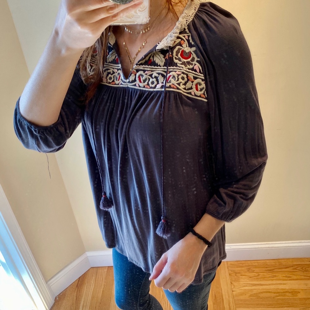 Anthopologie 3/4 sleeve gray embroidered top M